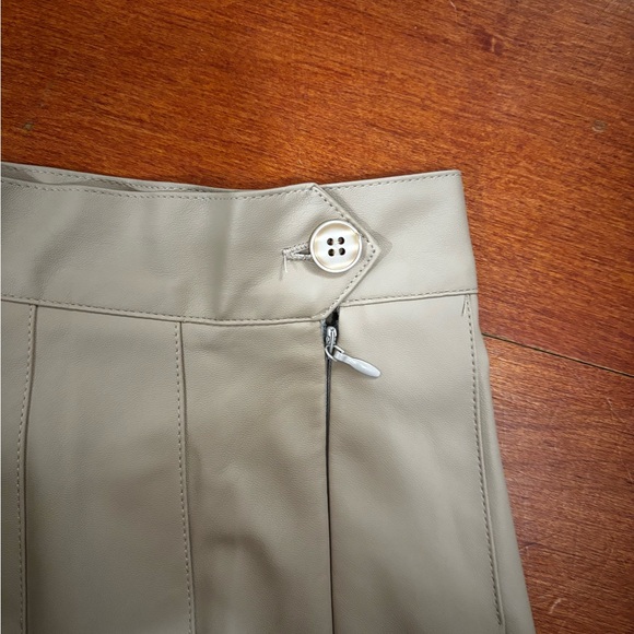 Kendall and Kylie taupe nwt pleated faux leather mini skirt - Picture 5 of 7